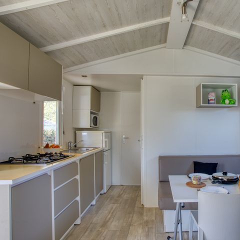 BUNGALOW 4 personnes - Mobil-home Confort 30m² (2 chambres) - terrasse couverte 13m² + TV 4 pers.