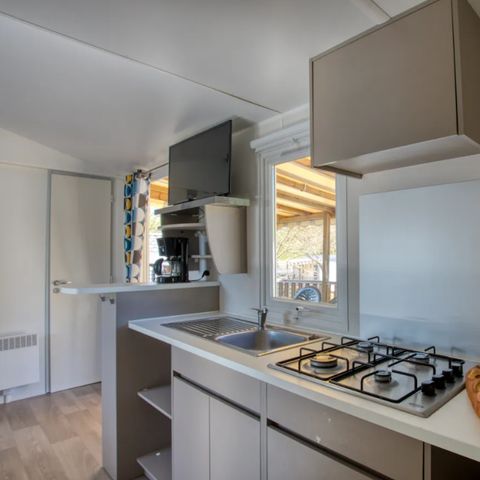 BUNGALOW 4 personnes - Confort 26m² (2 chambres) - terrasse couverte + TV 4 pers.