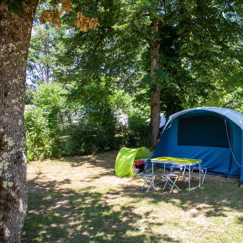 Stellplatz - Forfait Nature sans électricité (1 Zelt, Wohnwagen oder Wohnmobil / 1 Auto)