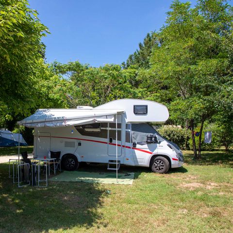 Stellplatz - Forfait Nature sans électricité (1 Zelt, Wohnwagen oder Wohnmobil / 1 Auto)