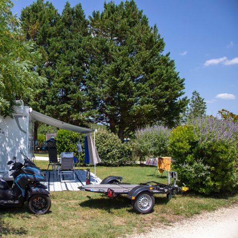 Stellplatz - Forfait Nature sans électricité (1 Zelt, Wohnwagen oder Wohnmobil / 1 Auto)