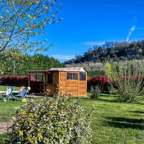 EMPLACEMENT - Forfait Premium Freecamp Guinguette - emplacement équipé d'une douche et d'un sanitaire privés.