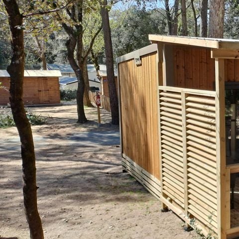 BUNGALOW 2 personnes - NEW//Homeflower Premium 18m² - 1 chambre + Terrasse semi-couverte + LV + TV + Draps + Clim -