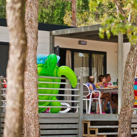 CASA MOBILE 6 persone - Premium | 3 Camere da letto | 6 Persone | Terrazza rialzata | Aria condizionata | TV