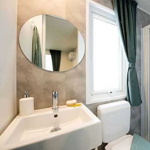MOBILHOME 6 personnes - Premium | 3 Ch. | 6 Pers. | Terrasse surélevée | 2 SDB | Clim. | TV