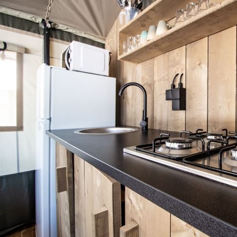 TENTE TOILE ET BOIS 5 personnes - Valkanela - Tente safari + sanitaires + climatisation (6P)