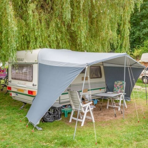 Kampeerplaats - Comfortpakket (1 tent, caravan of camper / 1 auto / elektriciteit 6A)