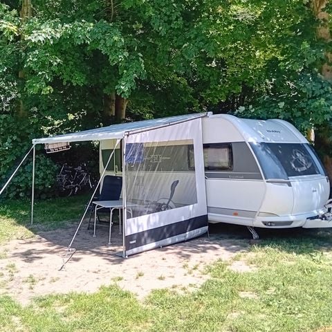 Kampeerplaats - Comfortpakket (1 tent, caravan of camper / 1 auto / elektriciteit 6A)