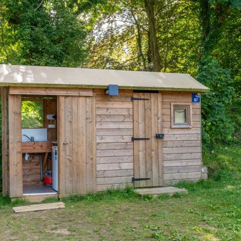 Stellplatz - Pauschale Premium: Stellplatz 6A, ausgestattet mit einem Freecamp (Hütte mit Sanitäranlagen)