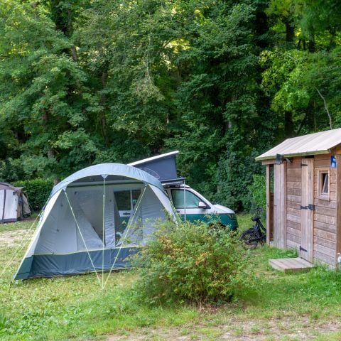 Stellplatz - Pauschale Premium: Stellplatz 6A, ausgestattet mit einem Freecamp (Hütte mit Sanitäranlagen)