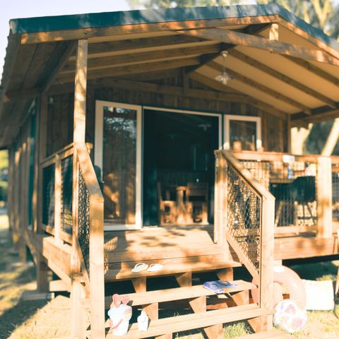 TENTE TOILE ET BOIS 4 personnes - Lodge VIP Premium 34m² - 2 chambres + TV + draps + serviettes + terrasse couverte de 11m²