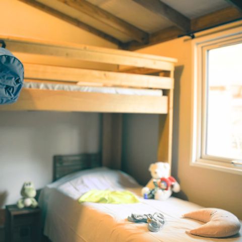 TENTE TOILE ET BOIS 4 personnes - Lodge VIP Premium 34m² - 2 chambres + TV + draps + serviettes + terrasse couverte de 11m²