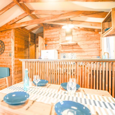 TENTE TOILE ET BOIS 4 personnes - Lodge VIP Premium 34m² - 2 chambres + TV + draps + serviettes + terrasse couverte de 11m²