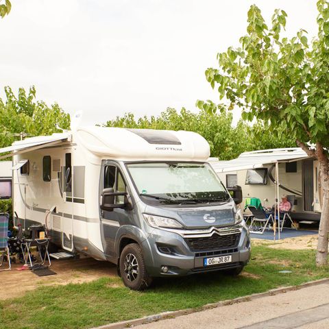 EMPLACEMENT - Confort: voiture + tente ou caravane ou camping-car + électricité +eau