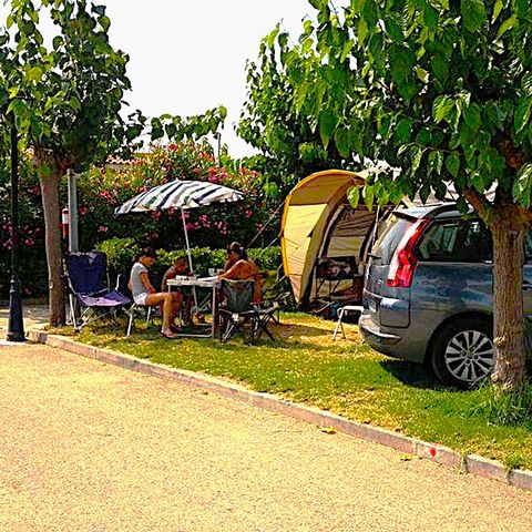 PLOT - Comfort: car + tent or caravan or camper + electricity + water