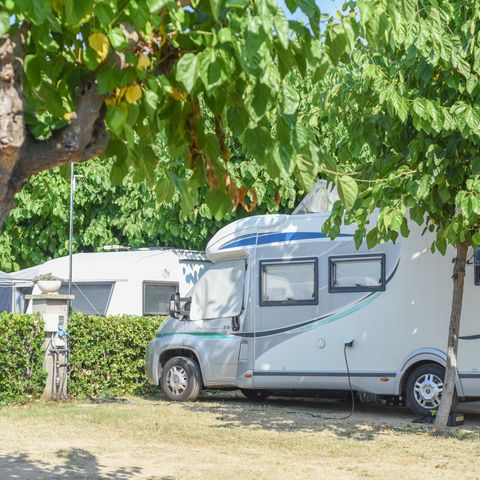 STAANPLAATS - Comfort: auto + tent of caravan of camper + elektriciteit + water