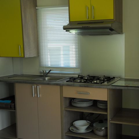 Stacaravan 4 personen - Stacaravan Confort EVASION 24 m² - 2 slaapkamers - halfoverdekt terras van 12 m² + roestvrijstalen barbecue, geschikt voor 4 personen