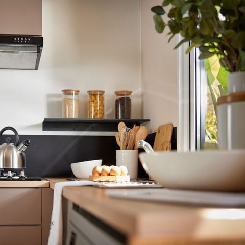 Stacaravan 6 personen - Homeflower Premium 33,5 m² - 3 slaapkamers - halfoverdekt terras + wasmachine + barbecue, geschikt voor 6 personen