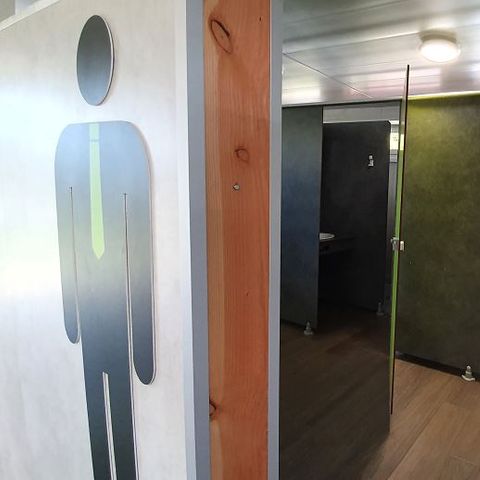 STAANPLAATS - Comfortpakket (standplaats+80m² / 1 auto / elektriciteit 10A)