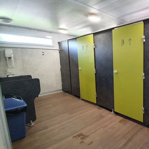 Kampeerplaats - Comfortpakket (standplaats+80m² / 1 auto / elektriciteit 10A)