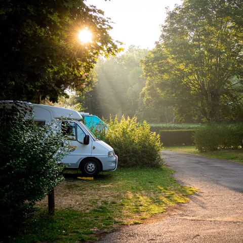 Kampeerplaats - Comfortpakket (standplaats+80m² / 1 auto / elektriciteit 10A)