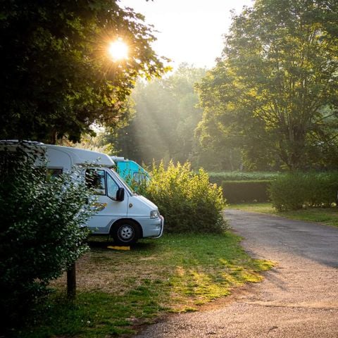 Stellplatz - Pauschale Confort (Stellplatz+80m² / 1 Auto / Strom 10A)