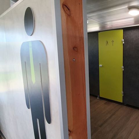 STAANPLAATS - Comfort PLUS pakket (standplaats +120m² /1 auto /elektriciteit 10A)