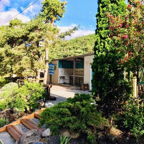 Pitch - Location (car on private car park after unloading)