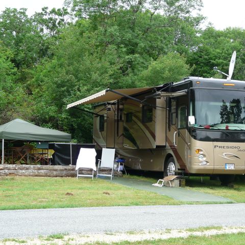 STAANPLAATS - Kampeerplaats RV Freedom: camper Amerikaanse stijl - minimaal 135m² (auto aanwezig)