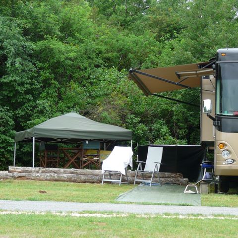 STAANPLAATS - Kampeerplaats RV Freedom: camper Amerikaanse stijl - minimaal 135m² (auto aanwezig)