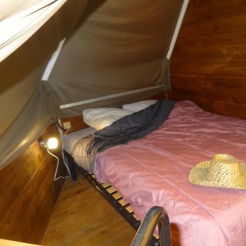 HÉBERGEMENT INSOLITE 4 personnes - Tipi 20m² 2 chambres - sans sanitaires + terrasse semi-couverte