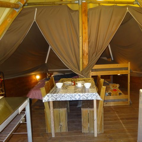 HÉBERGEMENT INSOLITE 4 personnes - Tipi 20m² 2 chambres - sans sanitaires + terrasse semi-couverte