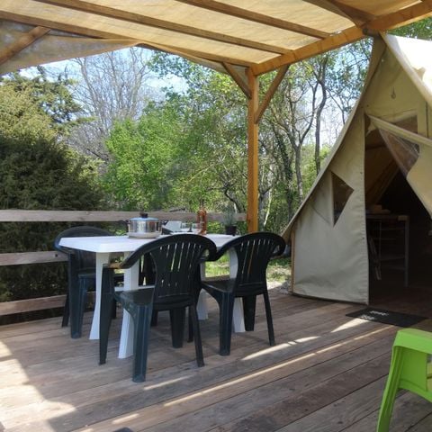 HÉBERGEMENT INSOLITE 4 personnes - Tipi 20m² 2 chambres - sans sanitaires + terrasse semi-couverte
