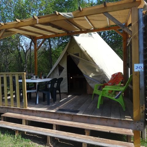 HÉBERGEMENT INSOLITE 4 personnes - Tipi 20m² 2 chambres - sans sanitaires + terrasse semi-couverte