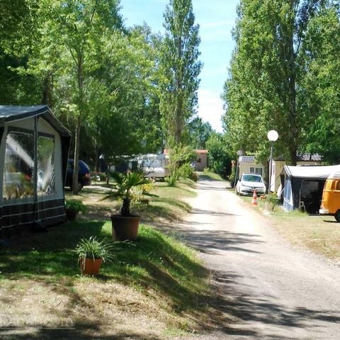 Stellplatz - Forfait Privilège (1 Zelt, Wohnwagen oder Wohnmobil / 1 Auto / Strom 6A) 110m²