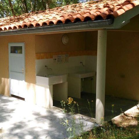 EMPLACEMENT - Forfait Privilège (1 tente, caravane ou camping-car / 1 voiture / électricité 6A)  110m²