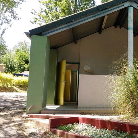 Kampeerplaats - Privilege pakket (1 tent, caravan of camper / 1 auto / elektriciteit 6A) 110m².