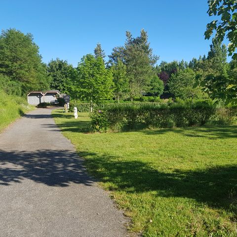 EMPLACEMENT - Forfait Privilège XXL proche du Lac (voiture, tente, caravane ou camping - car + électricité 10A)