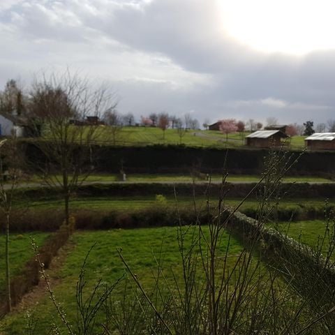 EMPLACEMENT - Forfait Rando (1 tente, 1 vélo ou 1 moto + électricité 10A)