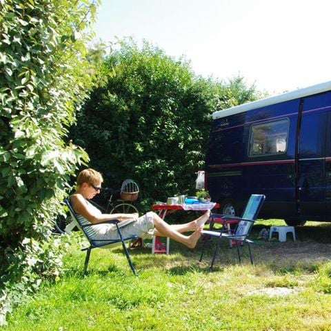 EMPLACEMENT - Forfait avec electricité 10amp (1 tente, caravane ou camping-car / 1 voiture)