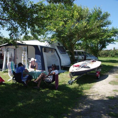EMPLACEMENT - Forfait avec electricité 10amp (1 tente, caravane ou camping-car / 1 voiture)