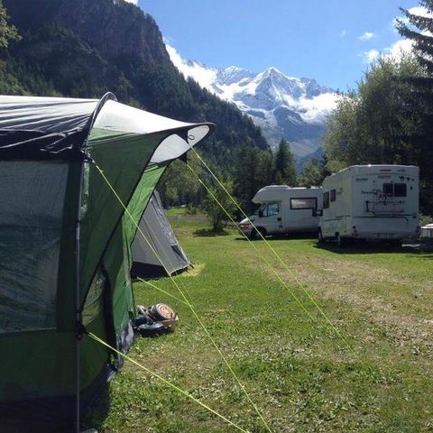 STAANPLAATS - Comfortpakket (1 tent, caravan of camper / 1 auto / 5A elektriciteit)