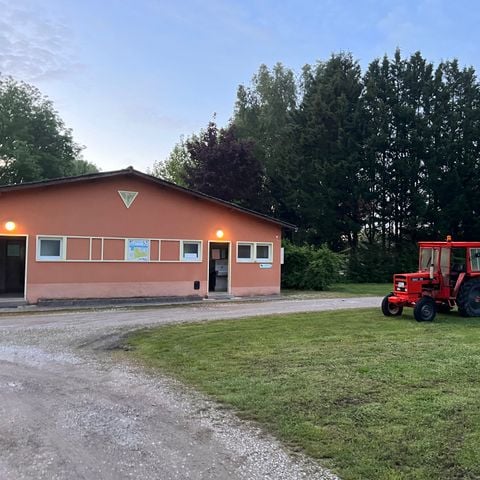 STAANPLAATS - MET SANITAIRE VOORZIENINGEN