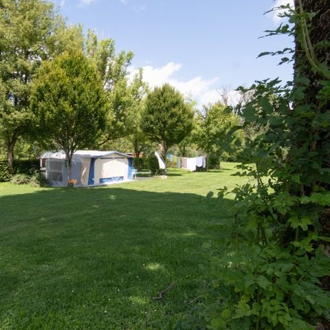 Kampeerplaats - Campingpakket (standplaats + auto + 10A elektriciteit)