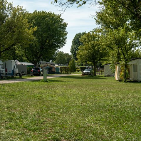 Kampeerplaats - Campingpakket (standplaats + auto + 10A elektriciteit)