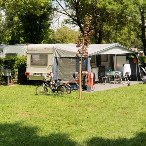 Kampeerplaats - Campingpakket (standplaats + auto + 10A elektriciteit)