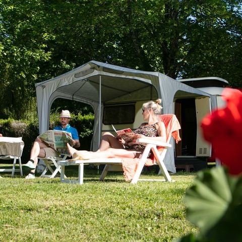 EMPLACEMENT - (2 Pers /1 tente, caravane ou camping-car / 1 voiture)