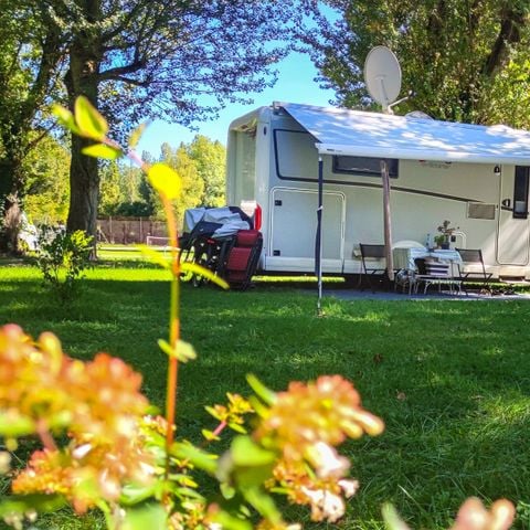 Pitch - (2 Pers / 1 tent, caravan or camper / 1 car)