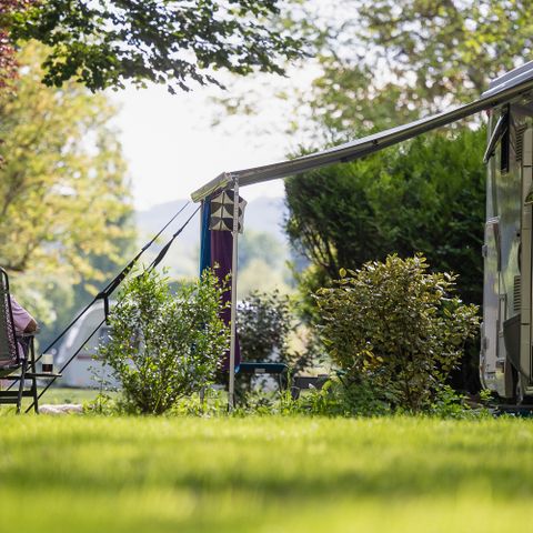 STAANPLAATS - (2 Pers / 1 tent, caravan of camper / 1 auto)