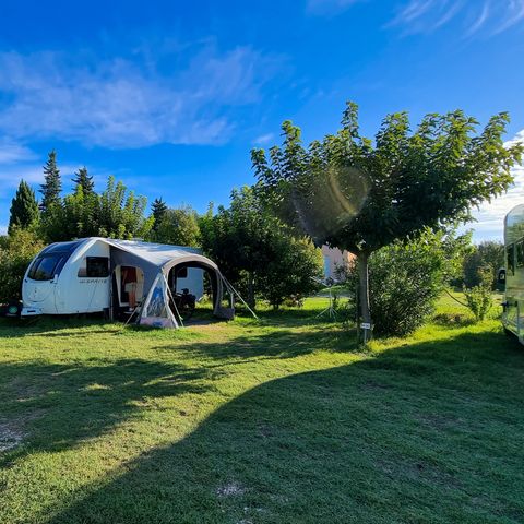 Stellplatz - Forfait Nature (1 Zelt, Wohnwagen oder Wohnmobil / 1 Auto)